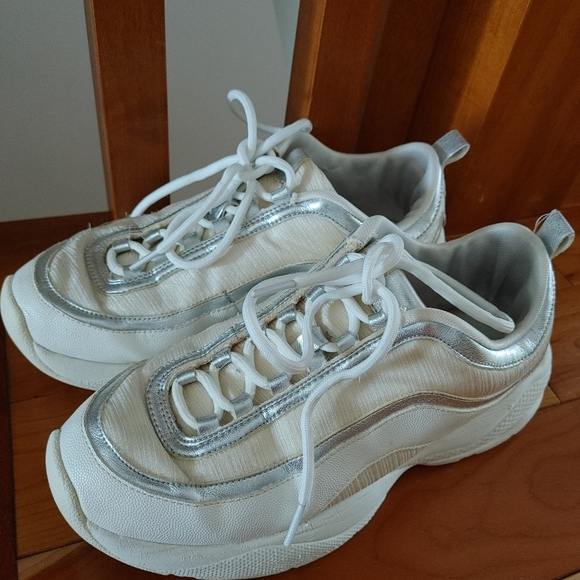 Good condition white shoes - Picture 2 of 4